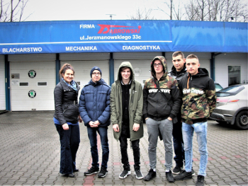 Fotografia: Uczniowie przed Firmą Dąbrowski Auto Serwis 